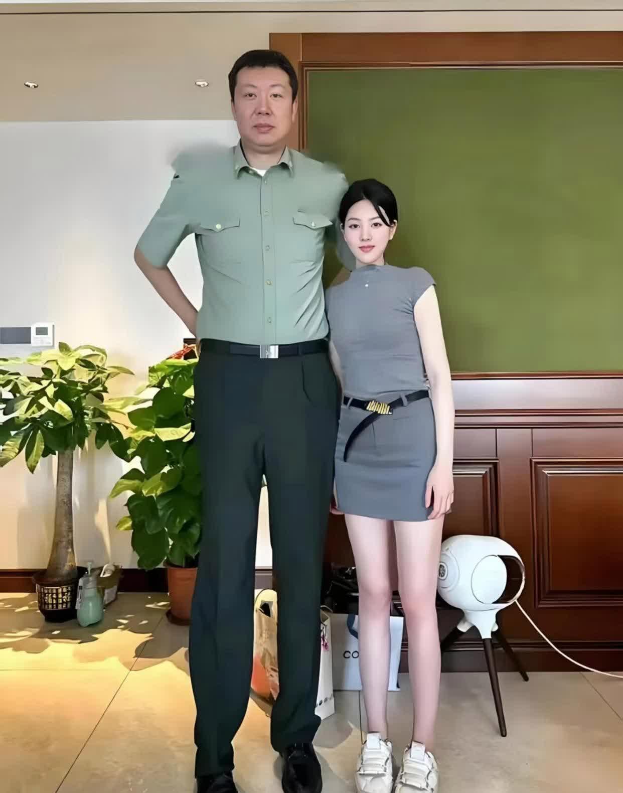 他俩一个在体育界叱咤风云，一个在主持界展现才华，真可谓是才子佳人，相得益彰