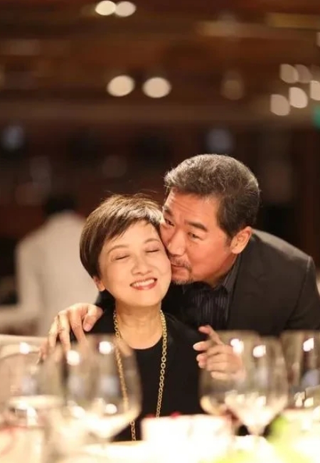 当年，38岁高龄的邓婕怀孕了，她想生下来，张国立却说：打掉吧，如果你觉得孤单，就