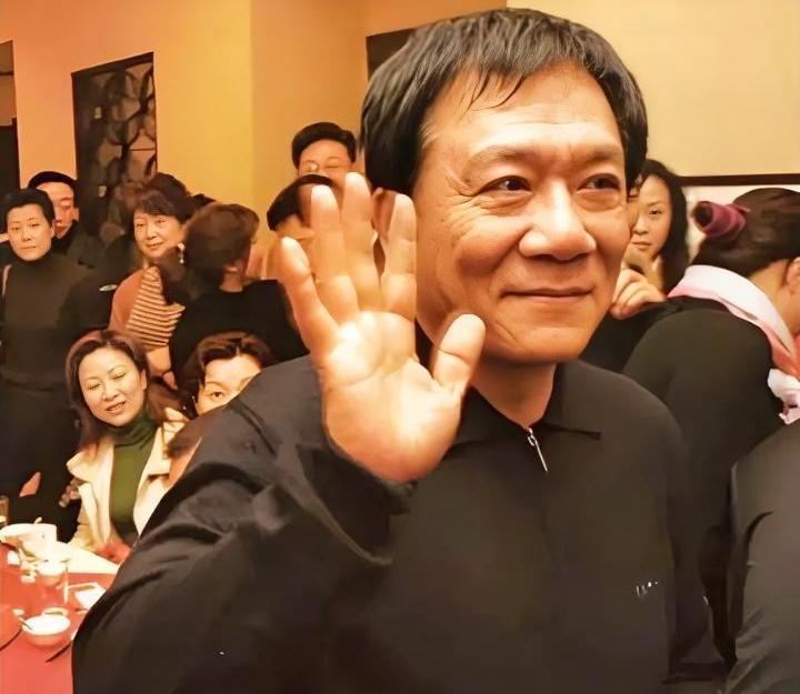 2006年，相声大师侯耀文参加朋友聚会时的一张留影，正举手与人们打招呼，谁料一年