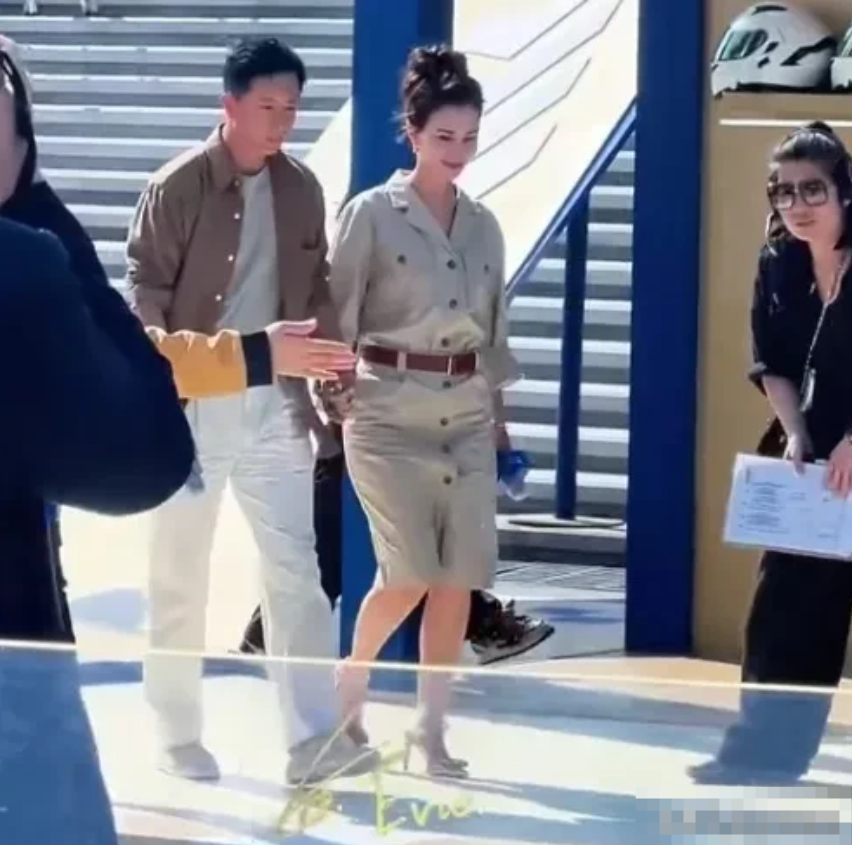 看看卢靖姗这个肚子像有孕在身吗？
节目中胡静问韩庚两口子:你们什么时候要第二个？
