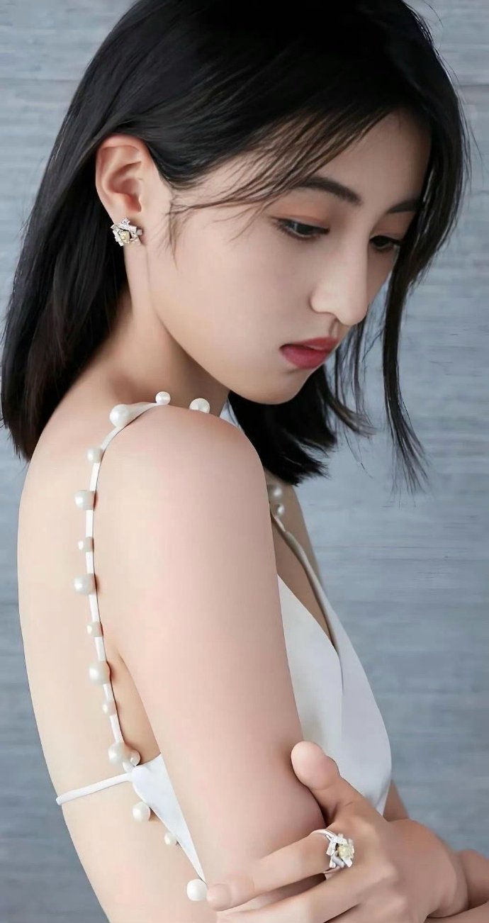 张子枫黄多多！我想问下，两人是一个级别不？子枫妹妹看起来明显要自然的多