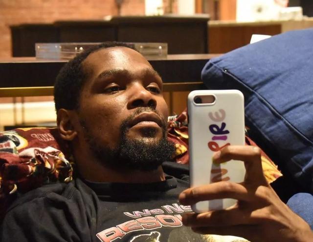 杜兰特在网上和网友对喷。
网友：如今联盟高分不断，难看！
杜兰特：别看不就行了，