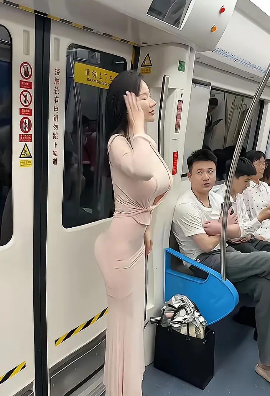 《看》
地铁里面美女站，
前突后翘不一般。
惹的帅哥眼睛馋，
…………？
拋砖引