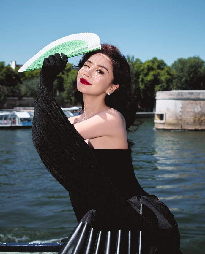 Angelababy强势复出，烈焰红唇配大波浪，港风十足！
Angelababy