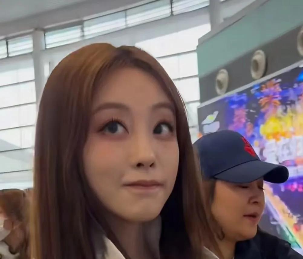 祝绪丹可能被人骂啦，说她装可爱呢。可我觉着吧，人家压根儿就不是装的，平常没事的时