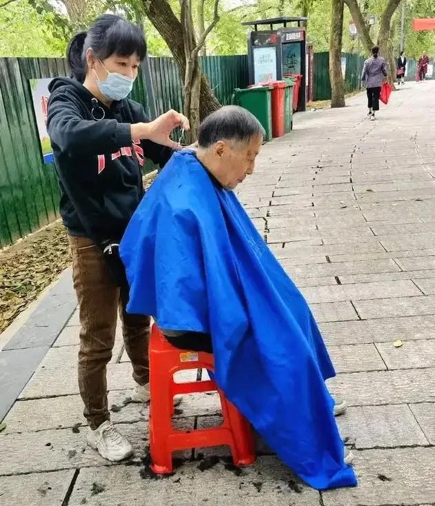 昨天在街边5元钱理了个发，感觉并不比在理发店花15块钱理得差，价格亲民，物超所值
