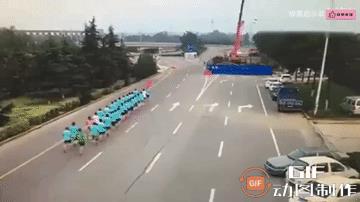 这么多人受伤，真是太惨了！可是为什么没有人同情他们呢？反而在一边说风凉话呢？这究