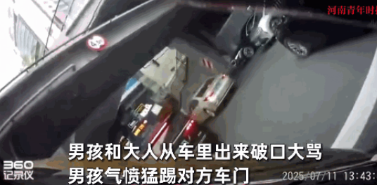 为“不让道”宁翻车？两车主变道斗气，油车摔个底朝天，熊孩子竟狂踹对手车门！​​