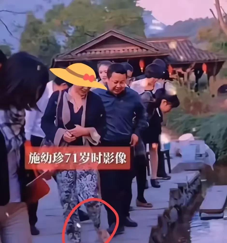 她俩婚姻关系始终牢固如一
这是宗馥莉的妈妈施幼珍。在西湖旅玩时，看到湖水里有鱼时