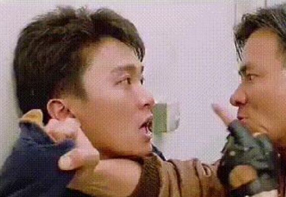 当年，周星驰为了拿到一个小角色，低三下四的讨好李俢贤，而李俢贤嘲讽他的话比刀子还