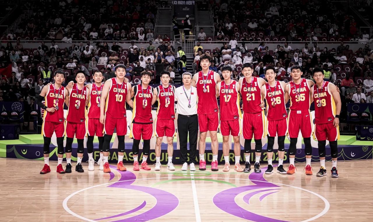 #中国男篮差距有多大#中国队这进攻已经没什么可挑剔的了，有断电的时候，但也是应对
