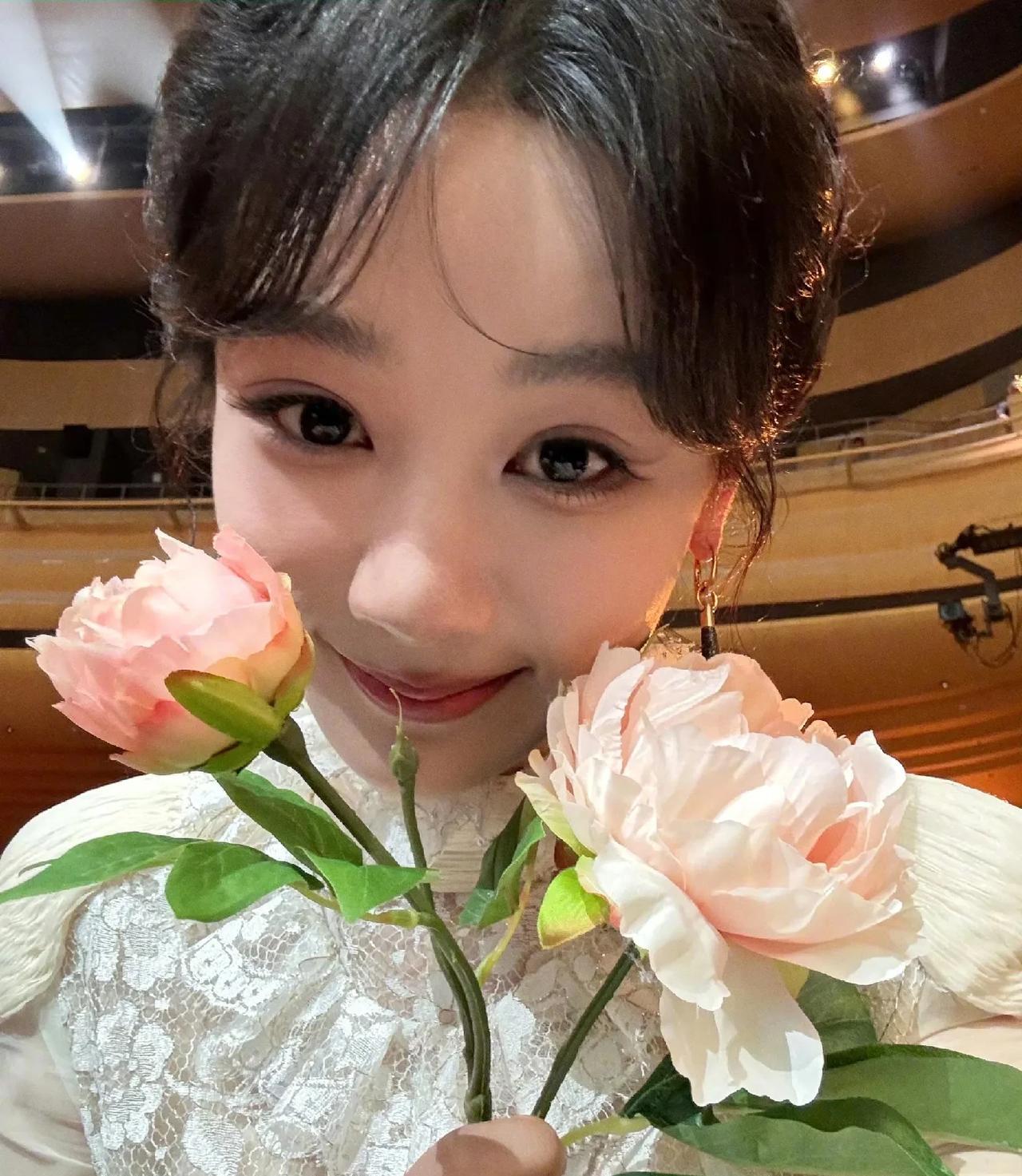#杨紫台下那一声尖叫# 救命！杨紫台下的尖叫也太萌了吧！瞬间戳中笑点，满满的元气