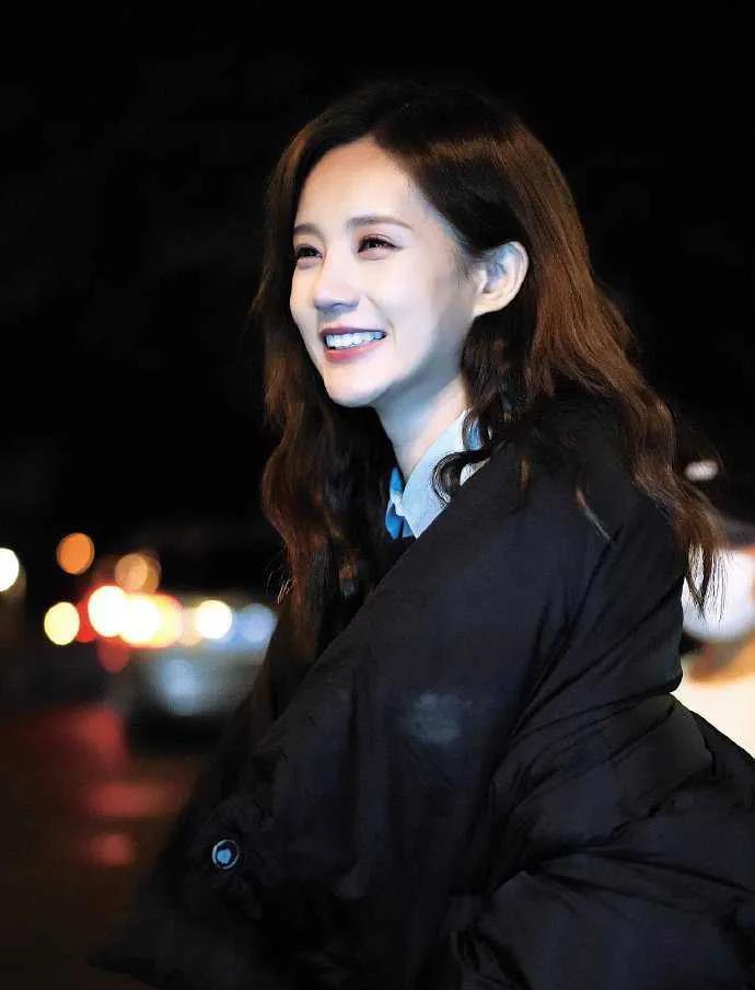 你笑颜如花，人似美玉#李一桐# #李一桐格外迷人# #美女子图赏# #气质女明星