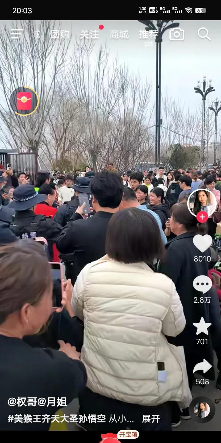 演员参加活动兴师动众的现象太常见了。就像某演员二十多名保安随行，占道引发质疑，甄