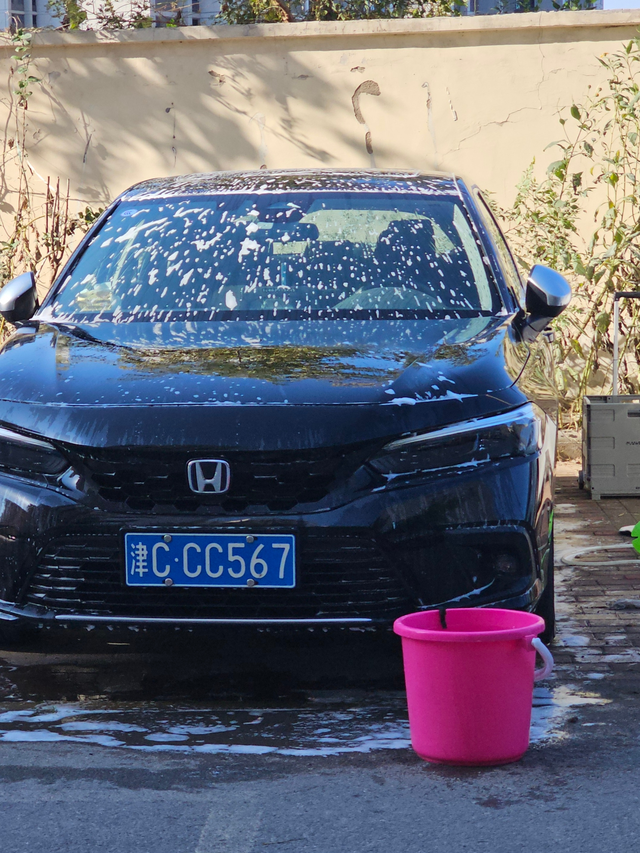 爱车如养花
这是一台两箱思域
入手已经马上两年了
可以说是买到自己喜欢的
这不一