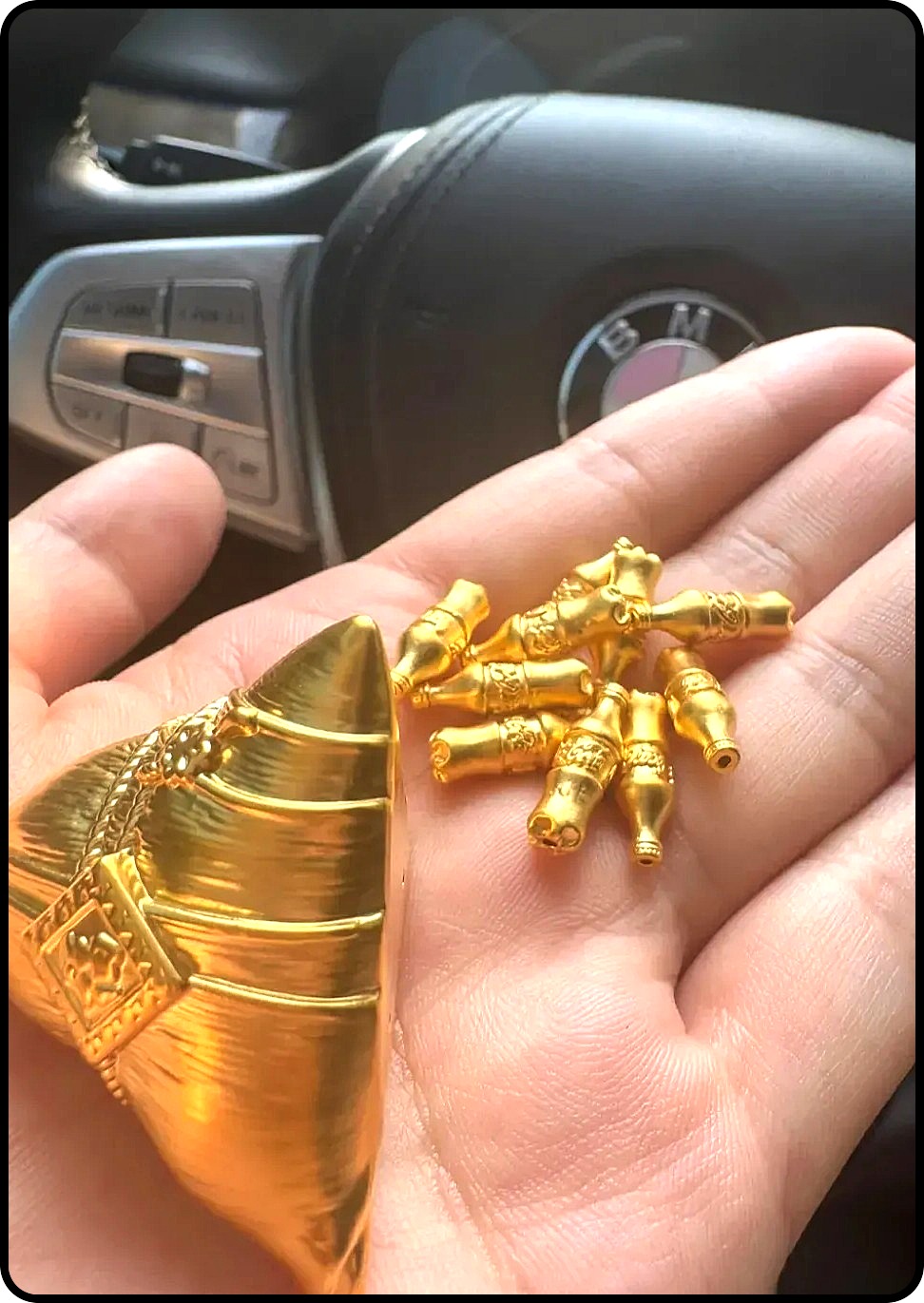 老婆公司的老板发的粽子，这也太抠了！剥不开也咬不动，怎么吃？谁想要拿走。