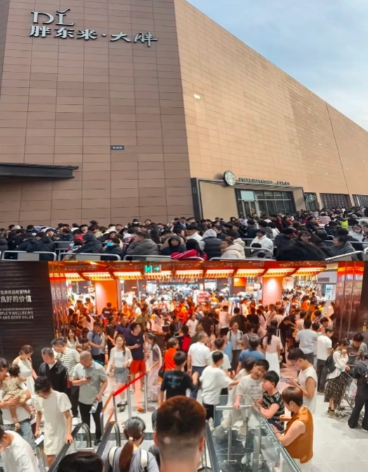 “胖东来”五一开业！
结果冷冷清清想鬼屿！
“五一”期间大火的胖东来，这五天确是