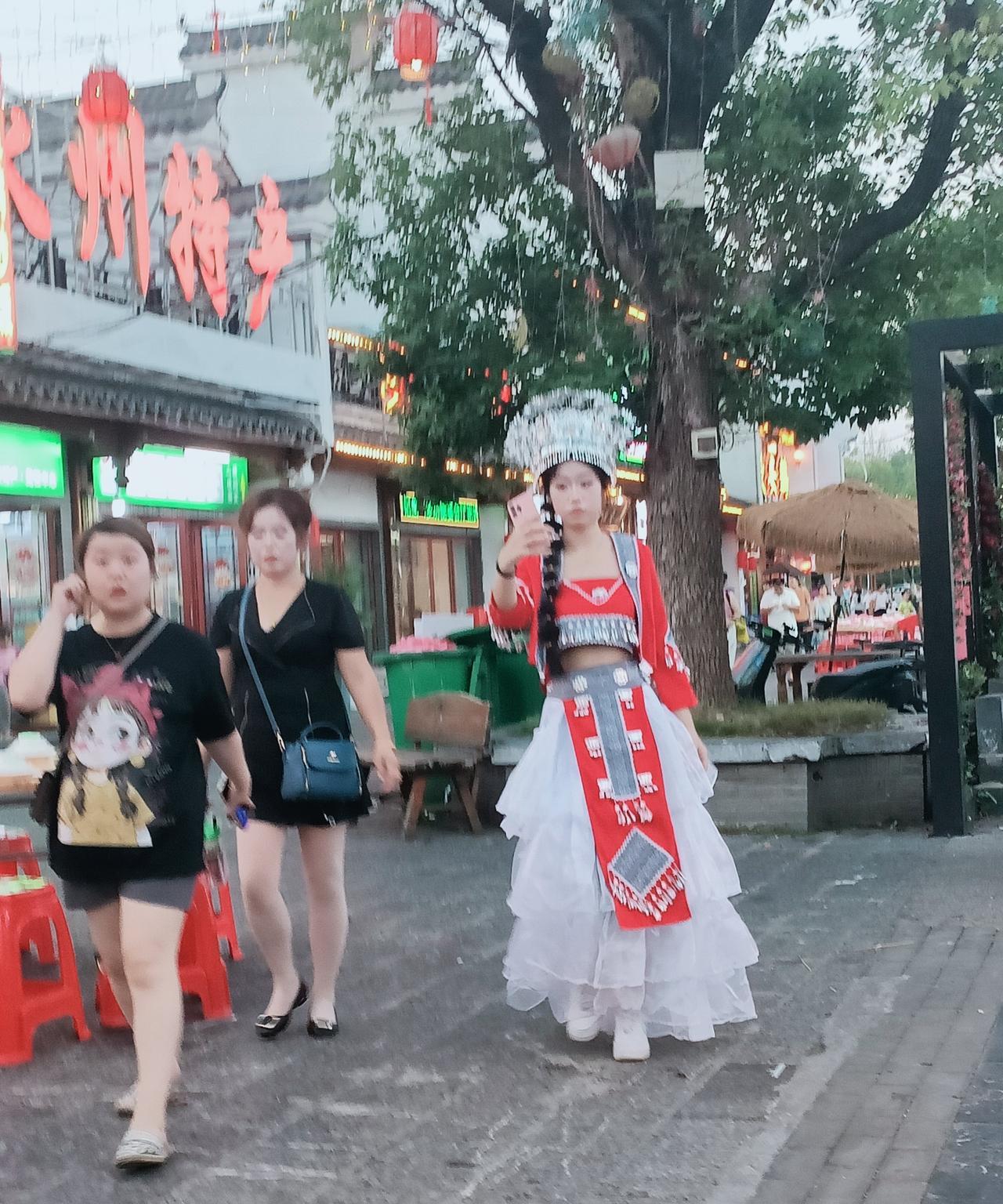 外出古城随手拍，有古装美女，有红红火火三角梅，还有油轮，你更喜欢哪一款？欢迎大家