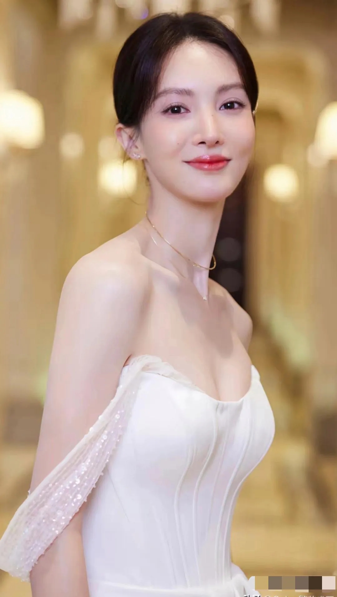 金晨这气质绝了，高挑身材配上自信笑容，女神范儿十足！