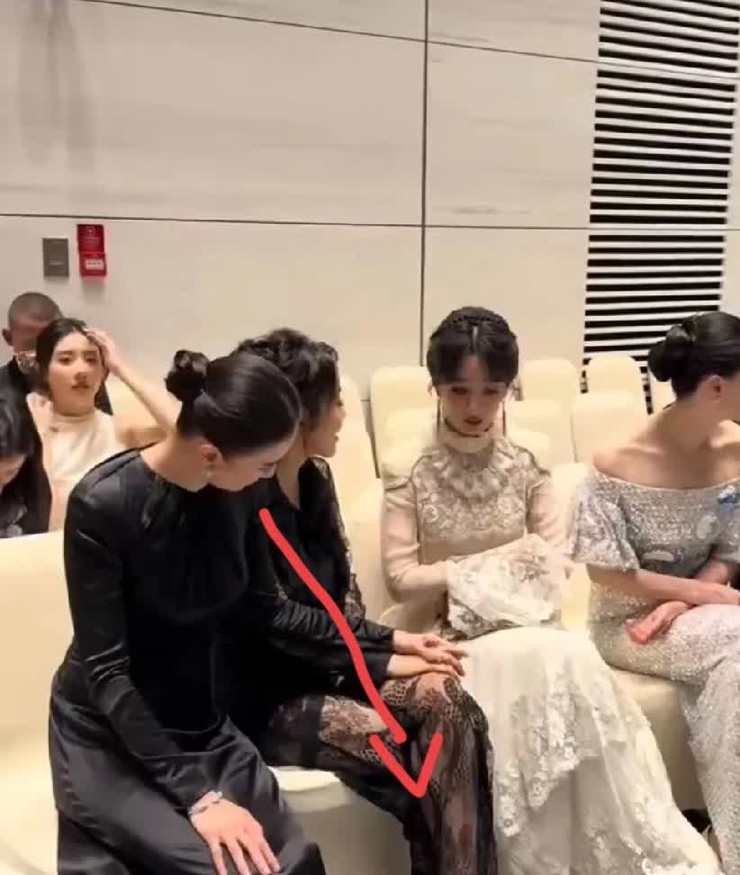 真的要被宋佳笑死了
在白玉兰奖红毯后台候场的时候
她因为她穿不惯高跟鞋，但是