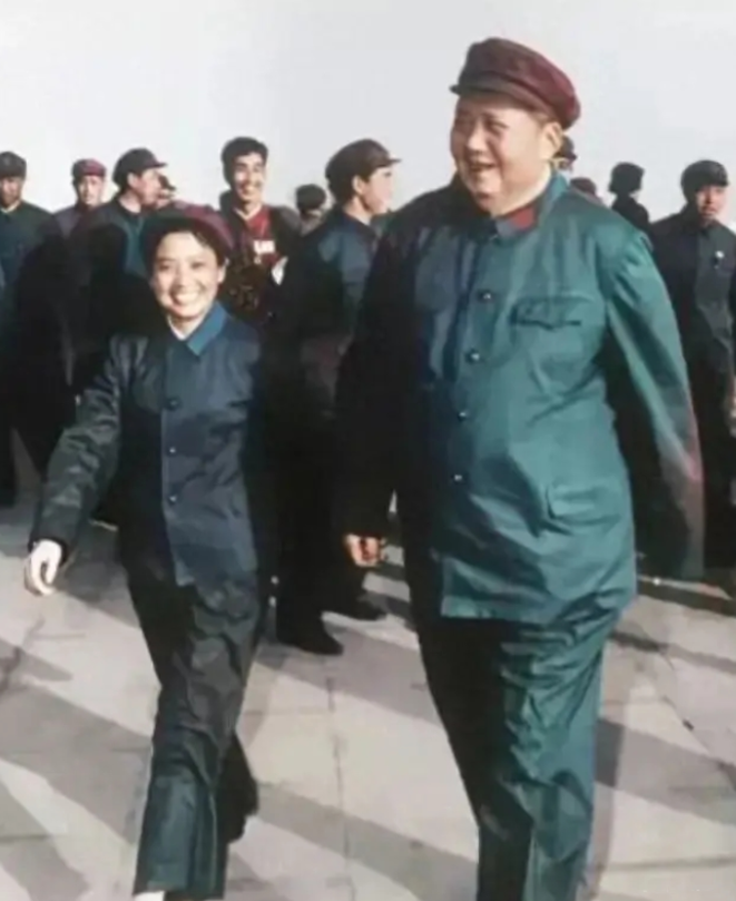 晚年，毛主席与护士长吴旭君的一张合影，二人面带微笑！

一张罕见而温馨的老照片中