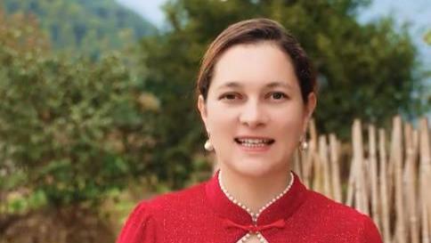 洋媳妇奇娜遗容曝光，躺冰棺像睡美人，婆婆哭脱力，最后火葬走好