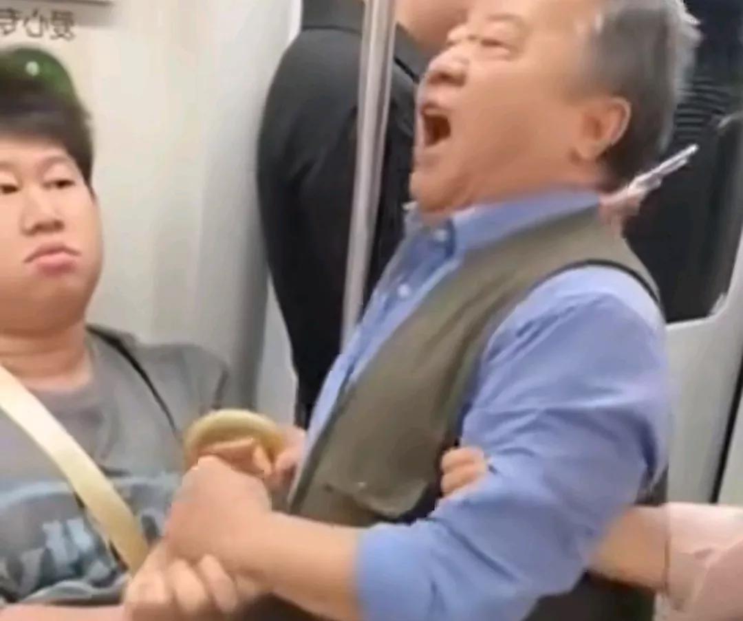 上海地铁这位胖
老人和这个胖小伙，是不是故意在演戏啊，给人的感觉两个人真是太幽默
