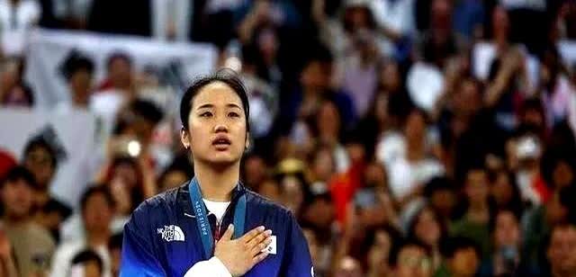 韩国媒体把安洗莹吹成“羽坛女帝”，听着像已经提前颁奖。

可翻翻成绩单，今年