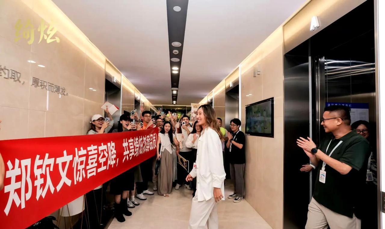 这两天郑钦文去伊利做商宣活动了！我在伊利工作的一个朋友说郑钦文根本就不是你们想象