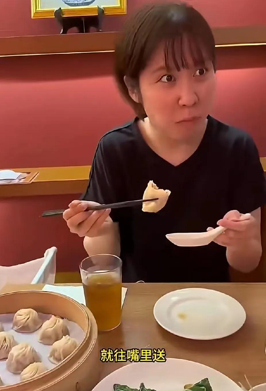 刷到平野美宇吃中国饺子的视频啦， 这姑娘好可爱！  视频里，她津津有味地品尝着美