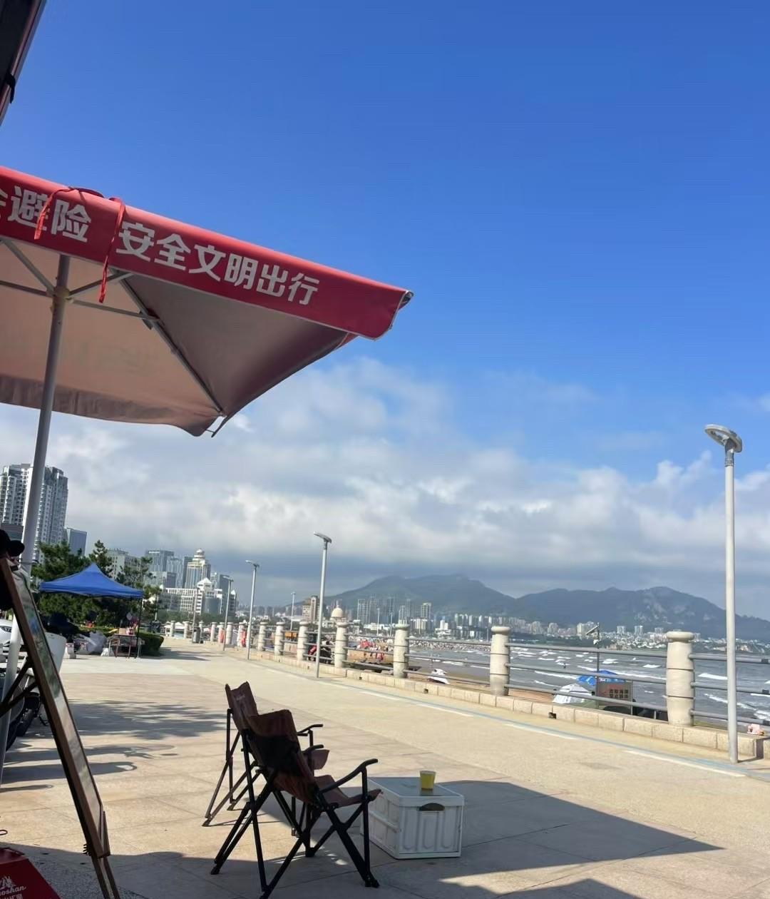 再忙也要给自己留一口喘气的空档。
不是只有长假才有风景，今天就能抓幸福。
台风前