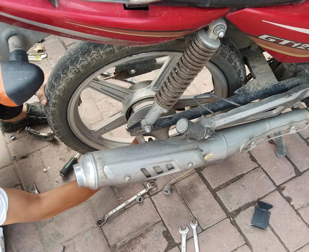 今天上午我骑摩托车回老家，路过红绿灯时，我来个紧急刹车，没有想到刹车刹不住了，我