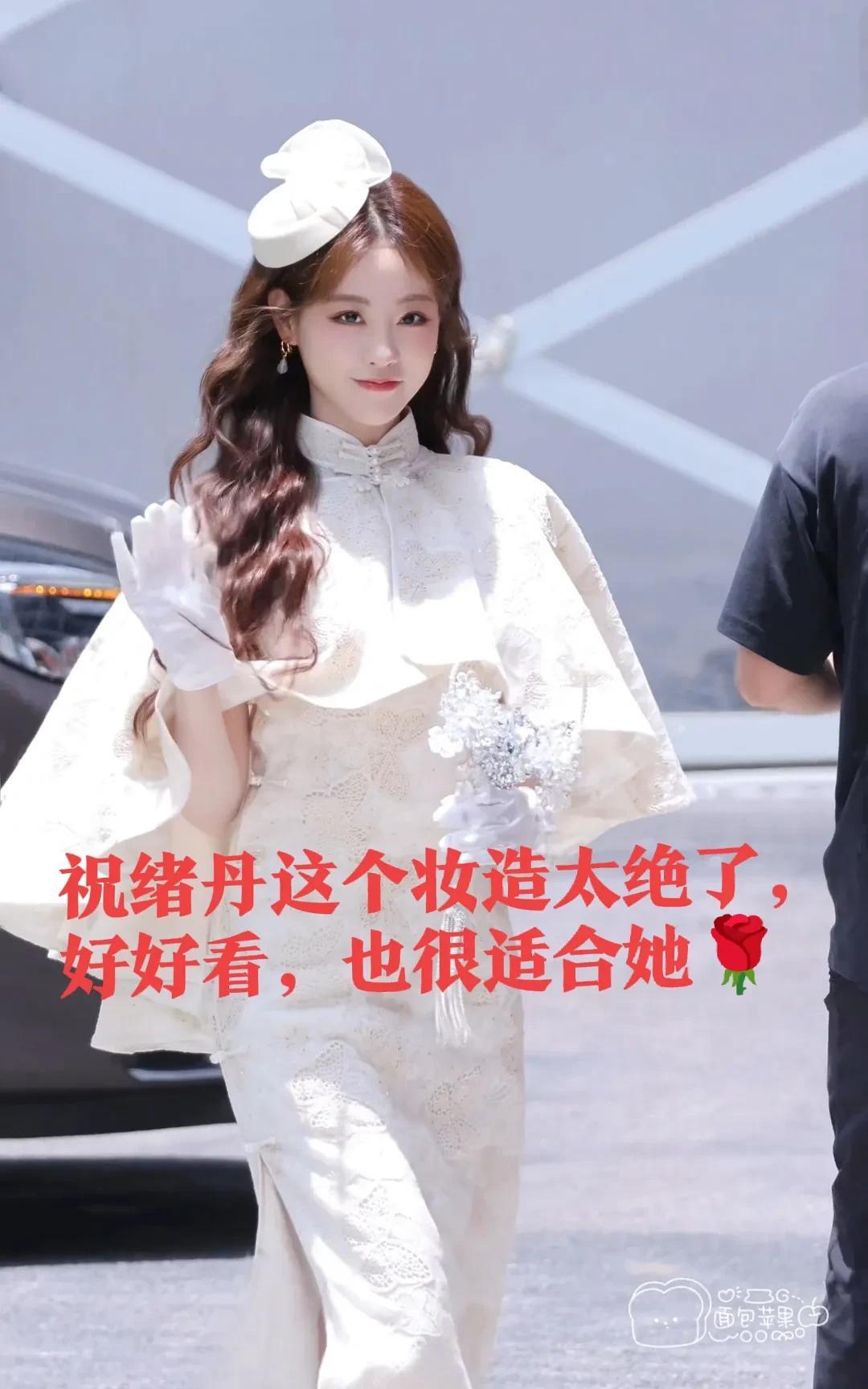 祝绪丹里面居然没穿丝袜啊！？白成这样[泣不成声]
她每次穿的都特别好看，衣品特别
