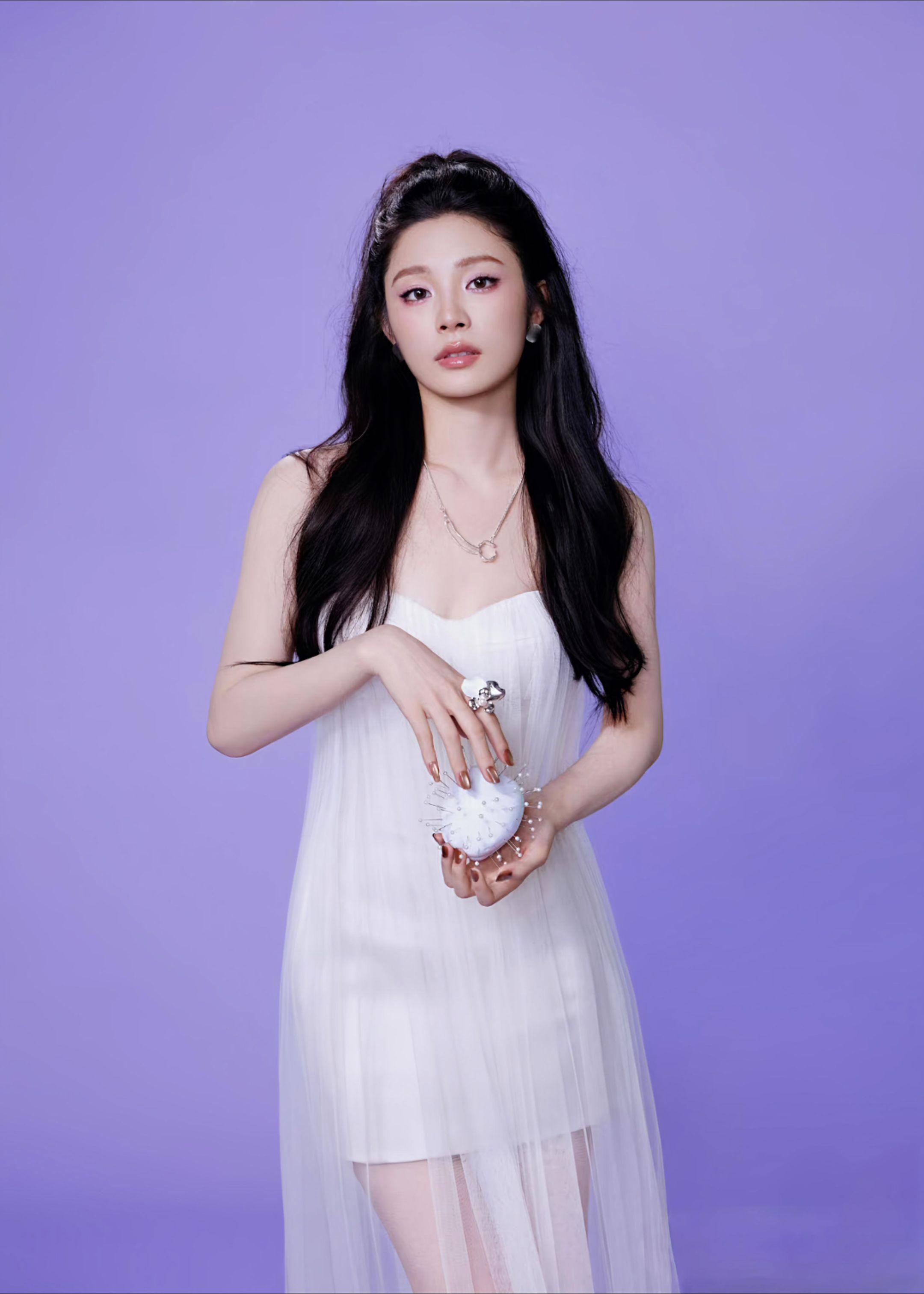 “手如柔荑，肤如凝脂，仿佛仙女下凡
