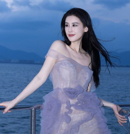 不查不知道，一查吓一跳
总算知道黄圣依为什么会婚姻失败了！

这全都是因为黄圣依