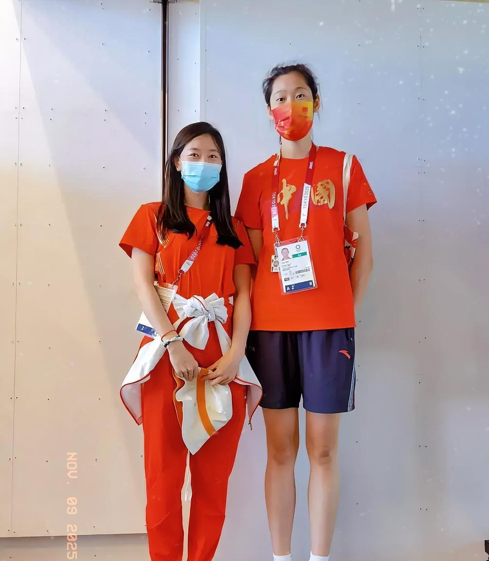 里约奥运会女排冠军朱婷，与东京奥运会击剑冠军孙一文，在一起的友情合影。
朱婷身高