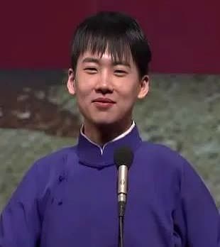 离开德云社那天，只有郭麒麟追出来。

他把信封塞进我手里，转身就跑。

