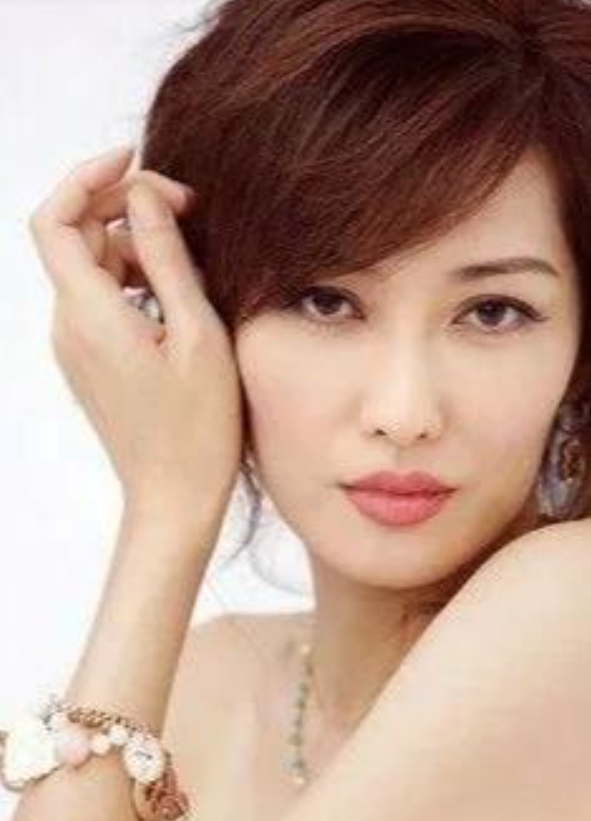 李静说：“孟广美是那种走在路上，都会被人塞卡片的人。”台媒称:“但凡孟广美一出现