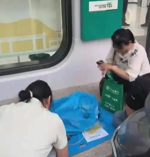为了取5万救命钱，62岁老人被轮椅推着进银行，却在门口永远闭上了眼睛！家属哭诉银
