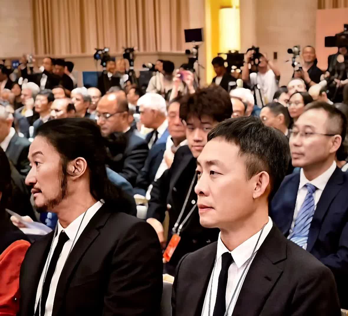 吴京这发型，一言难尽，我心中硬汉去哪里了[捂脸]