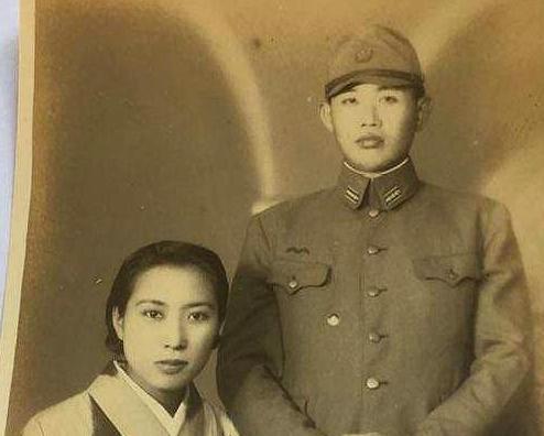 1947年，一个日军中将被执行枪决，行刑的战士朝他开了三枪，他没死，监刑军官示意