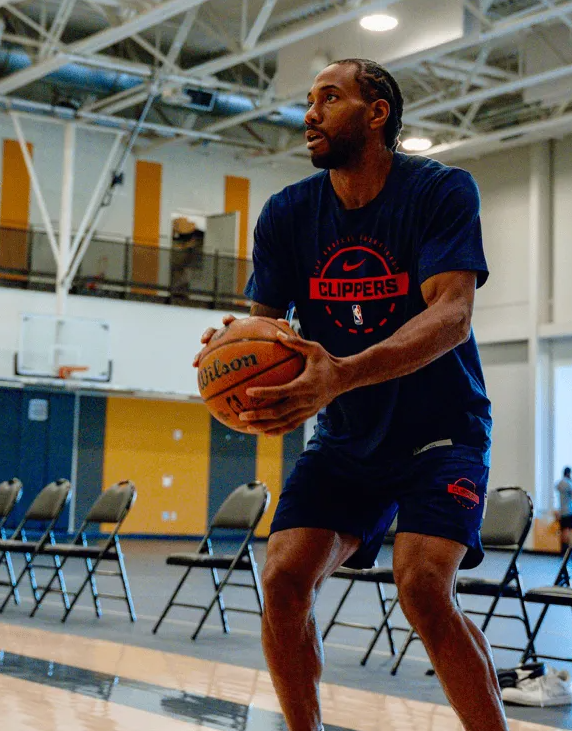 明日NBA常规赛，快船将对阵掘金。
快船官媒更新了X，晒出一组照片与球迷分享。