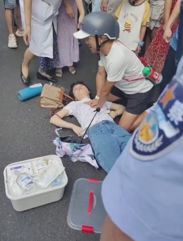 心肺复苏被指袭胸：质疑者账号被扒，还是个擦边博主，已受制裁
