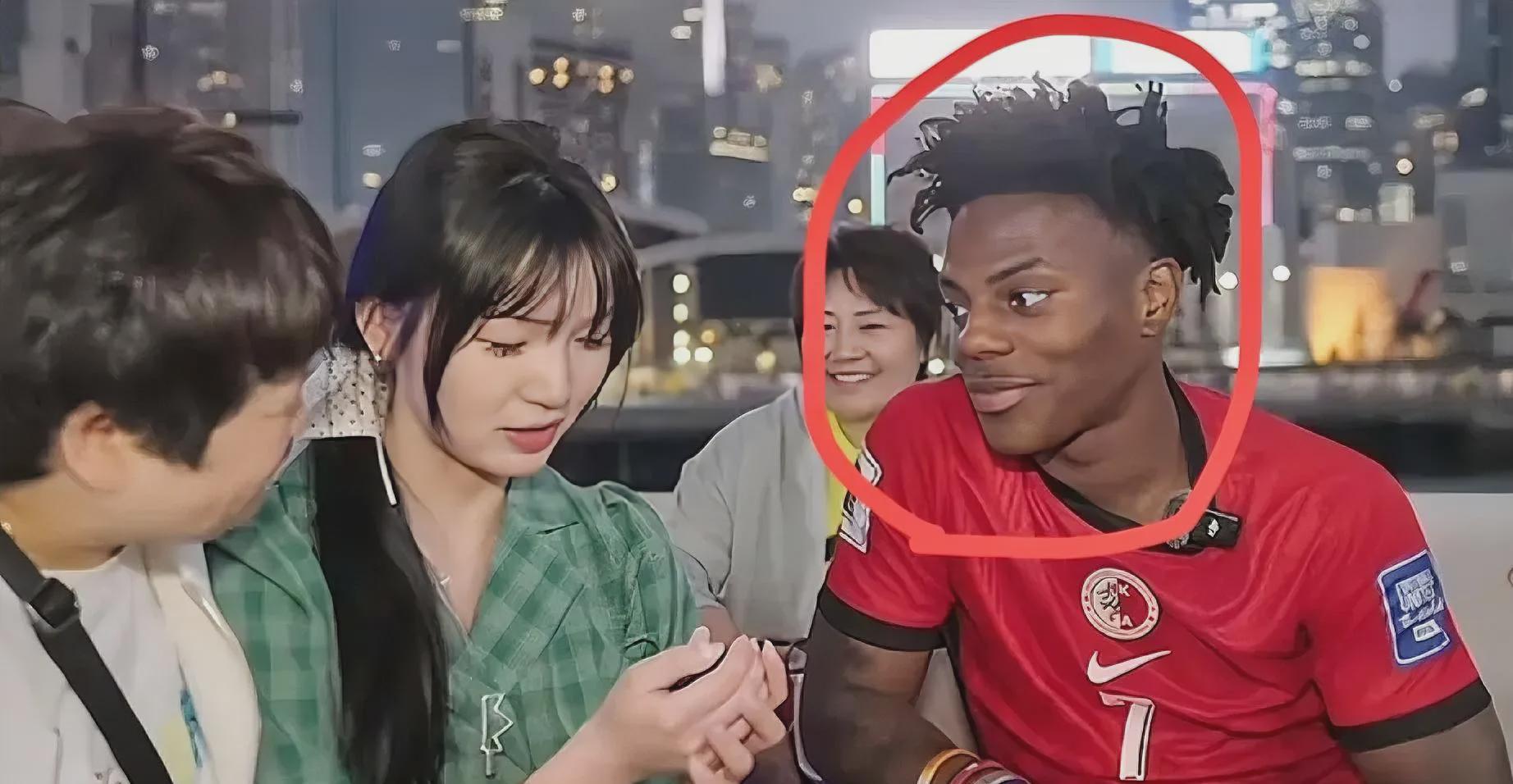 香港直播中，甲亢哥遭遇冷场窘境，却意外被一位内地女孩解救！

这位女孩举止言