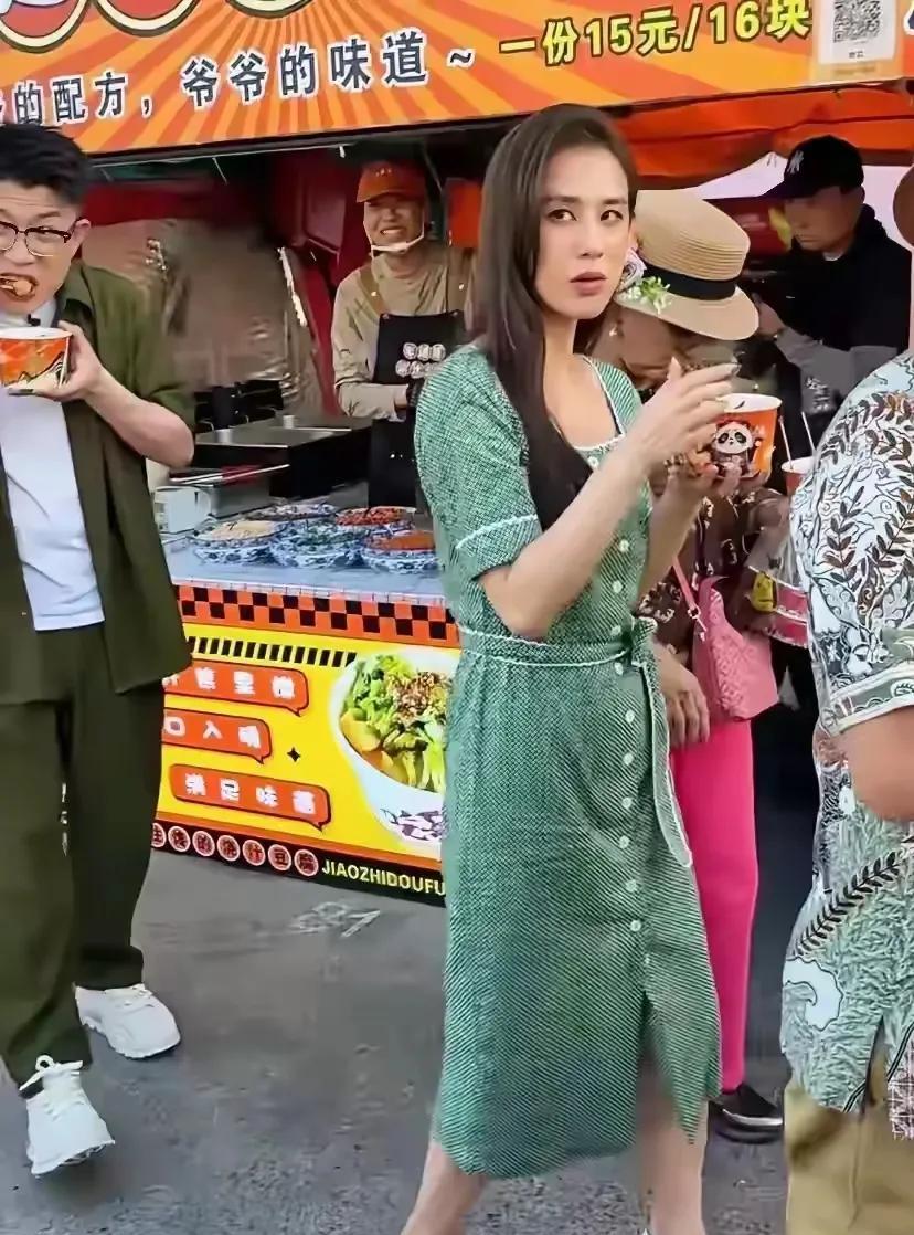 有人在街上看到了黄圣依，感觉须然素颜但是也比一般人漂亮。从外形到气质都很好。
黄