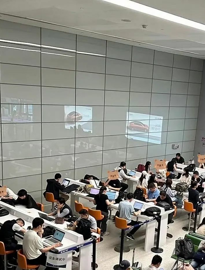 一时分不清是机场还是办公室