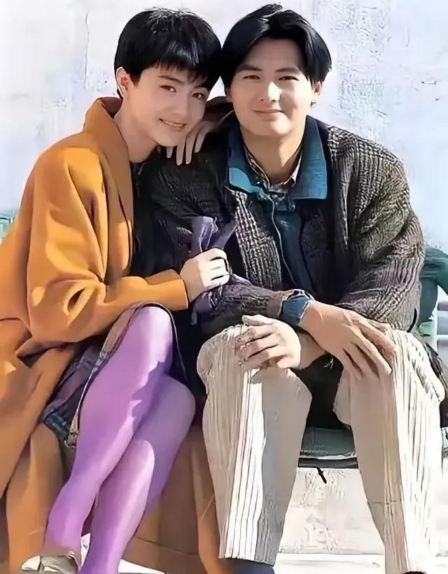 美女就是任性，什么丑衣服都敢穿，林青霞这双紫色的丝袜真是不敢恭维，紫颜色的衣服向