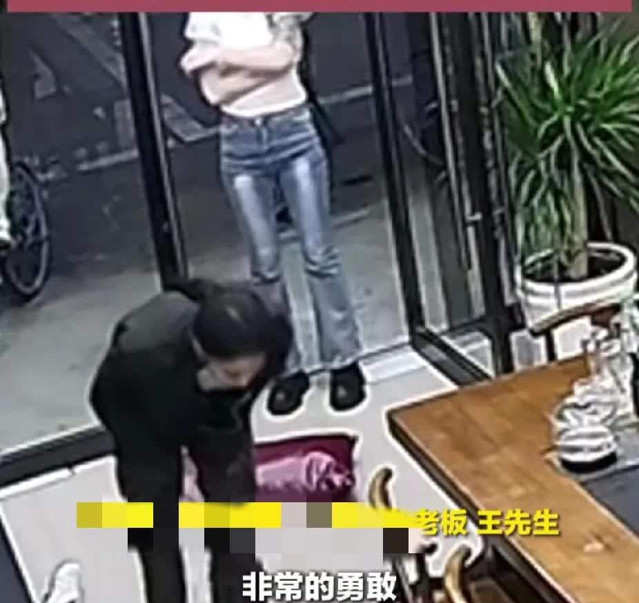 暖心！5月20日，湖北一男子醉酒后在店里地上睡着，三名路过女孩“三次”进入确认男