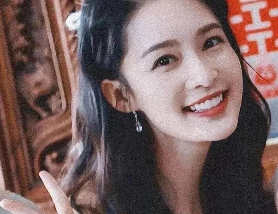 大家有没有感觉
李沁这个人有点不对劲儿
她都34岁了，出道也快20年了，居然