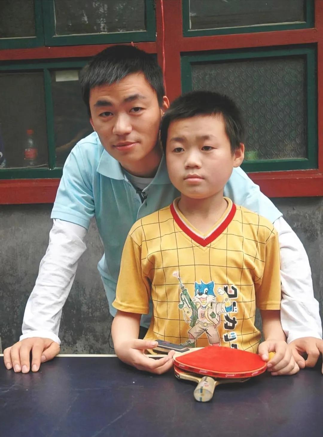 不是这也太像了…
眼睛鼻子甚至嘴，
亲生儿子能这么像吗[笑哭]